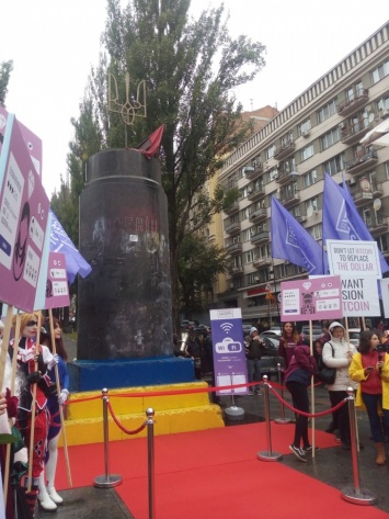 В Киеве на месте поваленного Ленина открыли "памятник" создателю биткоина