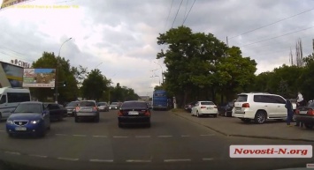 Как ездят в Николаеве: нарушители из Одессы создали пробку возле зоопарка. ВИДЕО