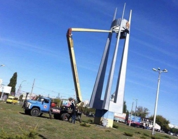 Украинские власти демонтировали орден Победы с памятника в Херсоне
