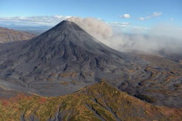 Вулкан Карымская Сопка на Камчатке выбросил пепел на 3 000 метров