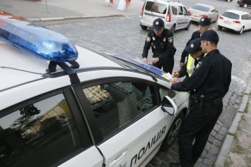 В Харькове автомобиль патрульных врезался в Mercedes: у водителя - травма головы