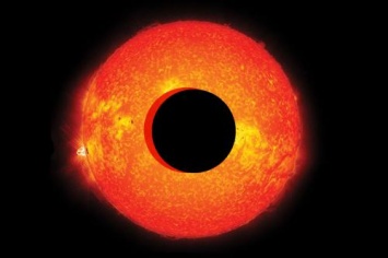 «В 100 раз больше Земли»: Спутники NASA засняли у Солнца огромный портал для входа Нибиру - ученый