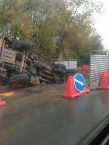 В Уфе КамАЗ дорожников «ушел» под асфальт