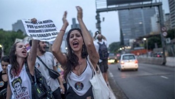Выборы в Бразилии: десятки тысяч женщин вышли на акцию против "бразильского Трампа"