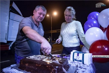 Украшенные шарами фуры и торт от ДПС: на Крымском мосту отметили запуск грузового движения