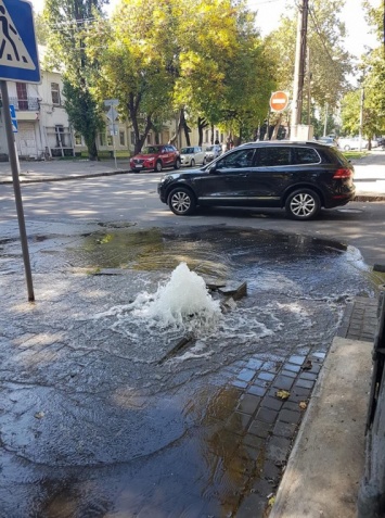 «Новый» фонтан возле цветочного рынка заливает центральные улицы