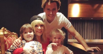 Все в сборе: Максим Галкин опубликовал трогательное фото с женой и детьми