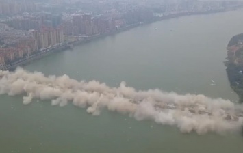 В Китае длинный мост демонтировали с помощью взрывчатки: зрелищное видео