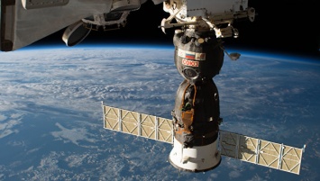 Роскосмос рассматривает версию повреждения "Союза" на борту МКС