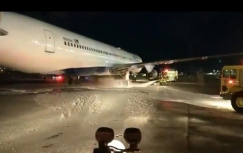 Пассажирский самолет не смог вылететь из аэропорта Нью-Йорка из-за возгорания шасси