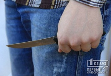 В Кривом Роге мужчина, угрожая ножом, отобрал у школьницы телефон