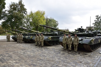 В Харькове передали танки и БТР для украинской армии (фото, видео)