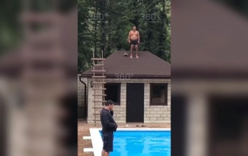 Мужчина прыгнул в бассейн с крыши и не долетел. Видео