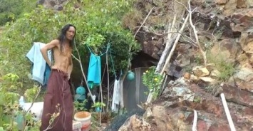 «Тайский пещерный человек» заманивает привлекательных туристок, в том числе россиянку