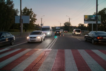 В Днепре автомобиль сбил ребенка с отцом на пешеходном переходе