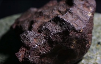 Метеорит в качестве дверного ограничителя
