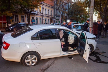 В Днепре на улице Шевченко автомобиль Skoda «влетел» в столб