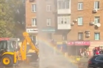 В Киеве на Лукьяновке из-за прорыва трубы образовался "фонтан" высотой с пятиэтажку