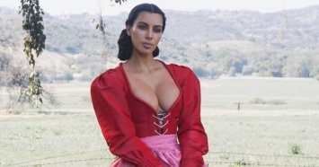 Двумерная секс-кукла: Ким Кардашьян удивила фанатов своим нижним бельем