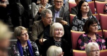 Финский президент сидел на ступеньках - в зале не было свободных мест (фото)