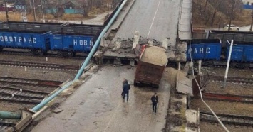 В России рухнул мост над Транссибирской магистралью (фото, видео)
