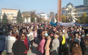 В Ивано-Франковске учителя и врачи требовали повышения зарплат под ОГА