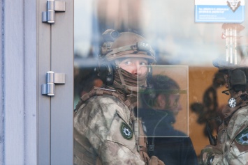 В Днепре спецподразделения полиции открывали кувалдой ТЦ «Кубометр»