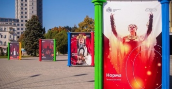 На улицах Днепра появились красочные баннеры с актерами и работниками театров