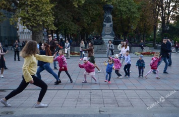 Израильские танцы в Одессе: на Думской площади прошел необычный мастер-класс (фото)