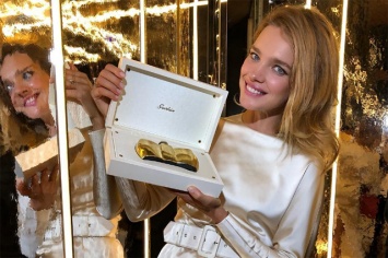 Наталья Водянова в элегантном белом платье отметила 10-летнее сотрудничество с парфюмерным брендом