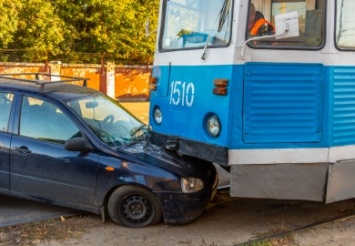 Опять и снова: в Днепре на улице Академика Белелюбского столкнулись трамвай и легковушка