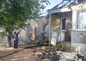 В Симферопольском районе горели хозпостройка и летняя кухня
