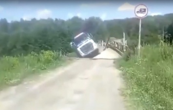 В России водитель фуры проигнорировал знак перед деревянным мостом и провалился в воду. Видео