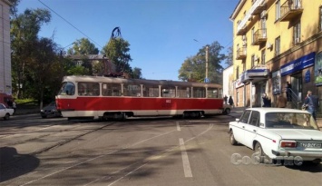 В Каменском сошедший с рельсов трамвай чуть не врезался в жилой дом