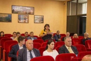 Керчане жалуются депутатам на стихийные свалки в их районах