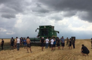 В Харьковской области фермеры срочно вышли на поле спасать свой урожай от рейдеров