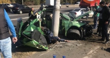 В Киеве о столб разбился автомобиль: погибли две женщины (фото 18+)
