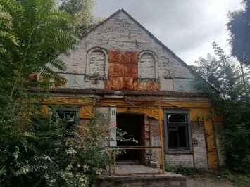 Как бездомные и бюрократия разрушают в Запорожье уникальное историческое здание (Фото)
