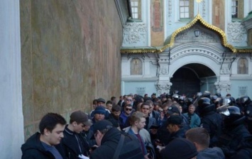 СМИ: Правоохранители задержали 122 мужчин возле Киево-Печерской лавры