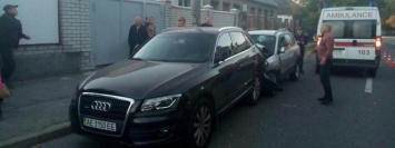 В Днепре на улице Панаса Мирного Hyundai въехал в Audi: пострадала девушка