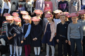 В Ивано-Франковске отметили День здорового питания рекордом из детей с мясом и овощами на голове