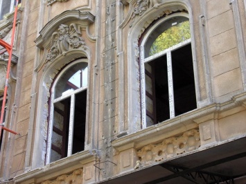 В доме в центре Одессы уничтожают старинные окна и двери