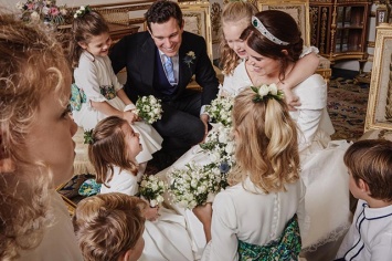 Принцесса Евгения обнародовала трогательное свадебное фото со смеющейся принцессой Шарлоттой и другими детьми