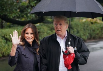 Зато прическа не испортилась: Трамп не поделился зонтом с женой, чем возмутил сеть