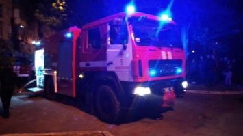 В Николаеве пожарные вынесли беспомощного пенсионера из горящей квартиры. ВИДЕО