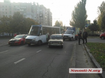 В Николаеве на проспекте огромная пробка: столкнулись троллейбус и «Жигули»