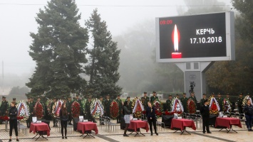 В Керчи проходит церемония прощания с жертвами нападения на колледж