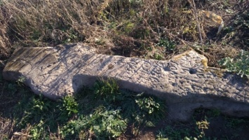 В Магдалиновском районе нашли каменный крест с христианскими и языческими символами