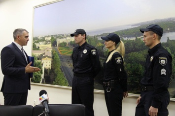 В Николаеве наградили инспекторов патрульной полиции