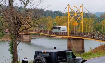 Кошмар: в Сети появилось ВИДЕО, в котором 70-летний мост прогибается под автобусом
